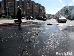 Ты репортер: В Керчи из-под нового асфальта на Самойленко течет вода