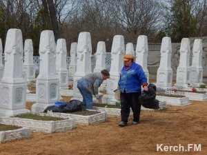Новости » Общество: В Керчи облагораживают Воинское кладбище