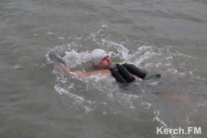 Новости » Общество: Керчанин прыгнул в ледяное море в память погибших воинов