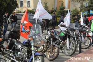 Новости » Общество: В Керчи прошёл авто-мотопробег  «Спасибо Деду за Победу»