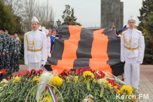 Новости » Общество: В Керчи возложили цветы и развернули огромную «Георгиевскую ленту»