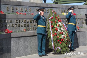 В Керчи возложили цветы к Обелиску Славы на Митридате