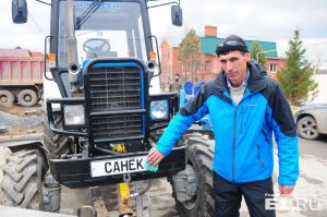 Новости » Общество: Житель Екатеринбурга в конце мая приедет в Керчь на тракторе