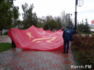 Новости » Общество: В Керчи МЧСники развернули «Знамя Победы»