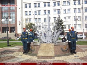 Новости » Общество: В Керчи возложили цветы к памятнику саперам