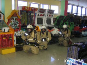 В Керчи спасатели тренировались тушить пожар в «Мега-центре»