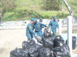 В Керчи МЧС привели в порядок береговую линию