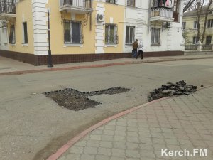 Новости » Общество: В Милицейском переулке Керчи проводят ямочный ремонт