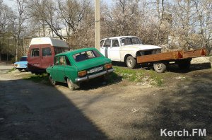Ты репортер: Керчанин устроил во дворе жилого дома автопарк старых машин для продажи