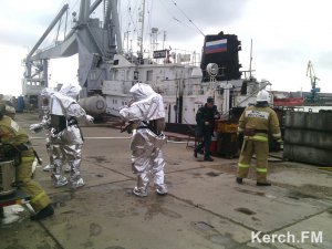 Новости » Общество: В Керченском проливе учились ликвидировать утечку  топлива