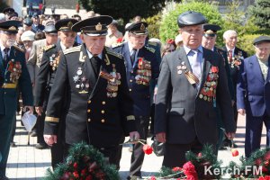 Новости » Общество: В Керчи ветераны и Министерство юстиции России возложили цветы к Вечному огню