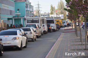 Новости » Общество: В Керчи из-за репетиции парада образовались огромные пробки (обновлено фото)