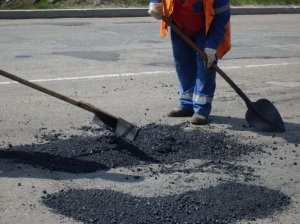 В Керчи ремонтируют дорогу по Куль-Обинскому шоссе (видеорегистратор)