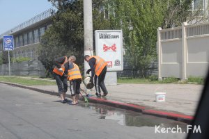 Новости » Общество: В Керчи моют и красят бордюры