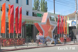 Новости » Общество: В Керчи установили трибуну для проведения парада