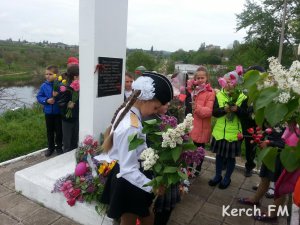 Новости » Общество: В Керчи учащиеся школы №26 возложили цветы