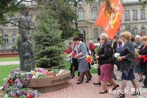 Новости » Общество: В Керчи возложили цветы к памятнику детям - жертвам войны