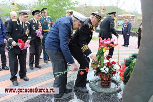 Новости » Общество: Керчане  возложили цветы к памятнику десантникам