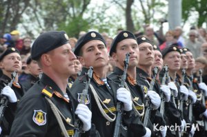 Новости » Общество: В Керчи прошел военный парад (видео)