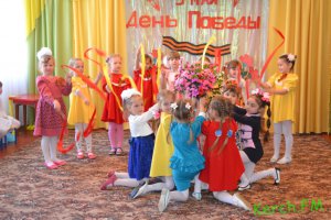 Новости » Общество: Пятилетние дети из города-героя Керчи танцуют вальс Победы