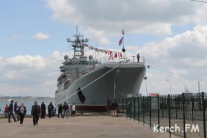 Новости » Общество: Керчане посещают большой десантный корабль «Цезарь Куников»