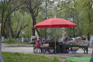 Вместо снесеных магазинов в Керчи торгуют теперь с открытых лотков