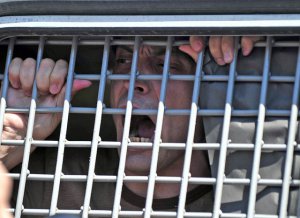 Аксёнов предложил использовать прозрачный автозак для перевозки арестованных чиновников