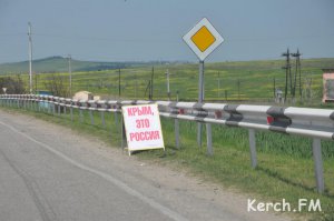 Новости » Общество: Крымчанам и гостям полуострова на переправе напоминают, что «Крым – это Россия»