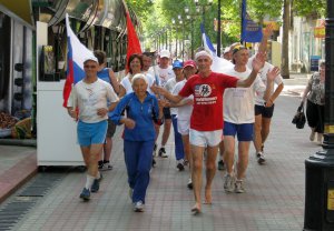 Новости » Спорт: В Керчи завершился пробег Мира