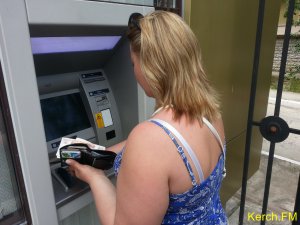 В Керчи проблемы с обналичиванием материковых банковских карт