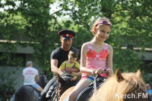 В Керчи казаки катали детей и взрослых на лошадях