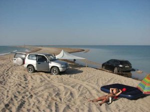 Керчан и гостей штрафуют за парковку автомобилей возле моря