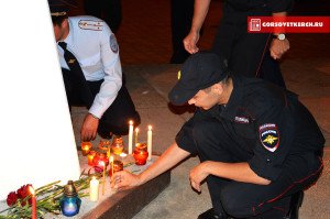 Полиция Керчи возложили цветы к памятнику воинов-авиаторов