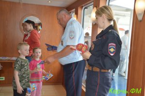 Керченские полицейские на пароме рассказывали детям о безопасности