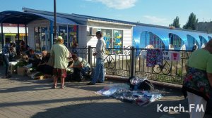 Новости » Общество: В Керчи возле рынка на мосту торгуют, несмотря на запрет