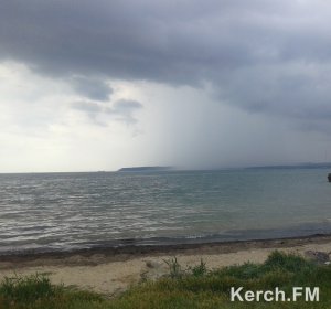 Керчане наблюдали дождь в море