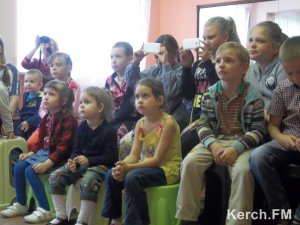В Керчи в честь праздника детям устроили бесплатный кукольный спектакль