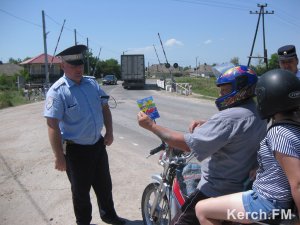 Новости » Общество: В Керчи сотрудники ГИБДД останавливают транспорт на ж/д переезде