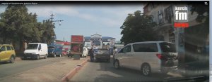 В Керчи возле центрального рынка столкнулись ВАЗ и иномарка (видео)