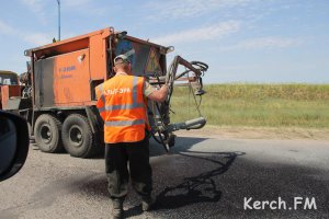 В Керчи продолжается ямочный ремонт дорог