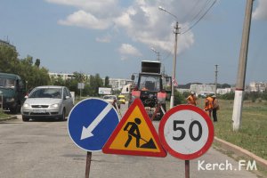 Новости » Общество: В Керчи продолжают ямочный ремонт дорог (видео)