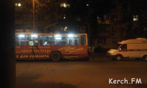 В Керчи в троллейбусе избили двух мужчин