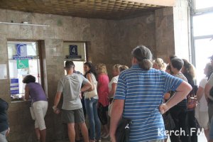 Люди стоят 3 часа в очереди, чтобы купить билет на автовокзале Керчи