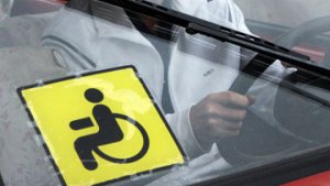 Керчанам с инвалидностью необходимо переоформить машины, выданные Министерством труда