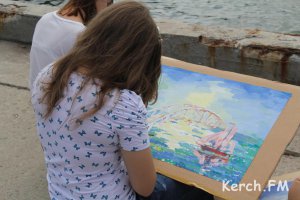 Дети на городской набережной рисовали Керченский мост