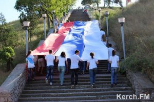 Новости » Общество: В Керчи на гору Митридат подняли большой российский флаг