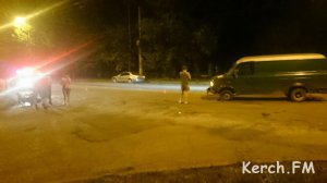 В Керчи ночью мотоциклист влетел в иномарку