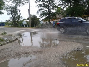 Гостей Керчи на трассе встречает канализация