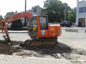 В Керчи возобновили ремонт водовода по Айвазовского