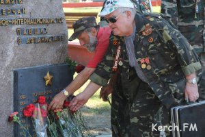 Новости » Общество: Керчане возложили цветы к памятнику Афганцев